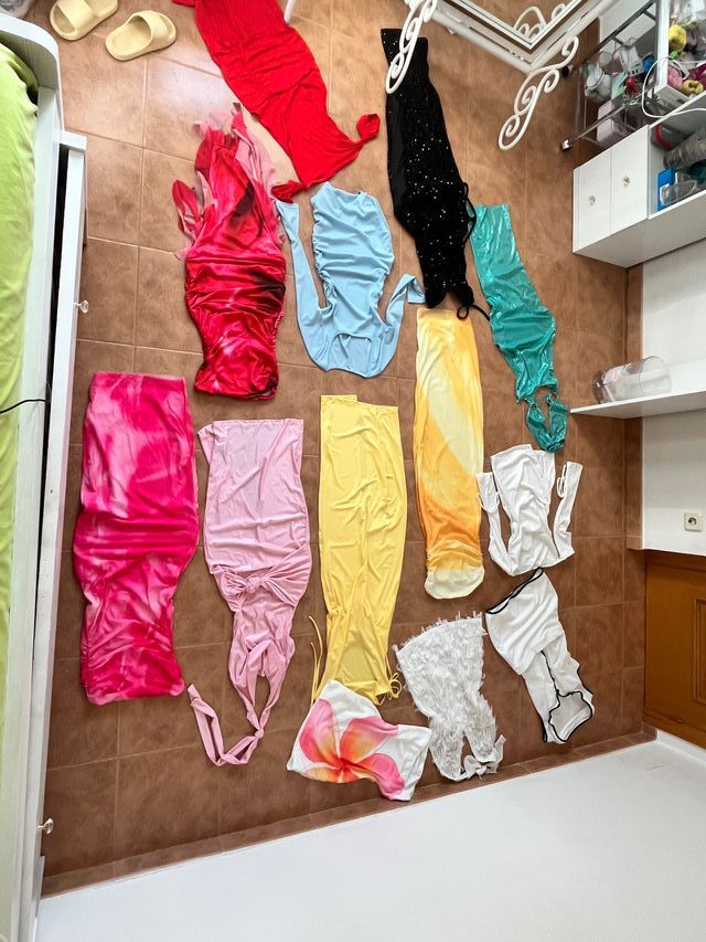 Caja llena de vestidos, tops y de más ropa