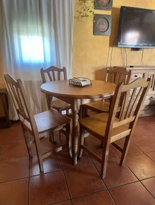 Mesa redonda madera maciza + 4 sillas