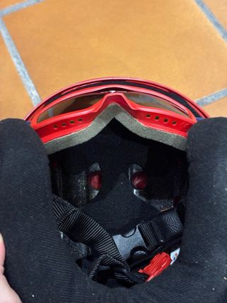 Casco de esquí rojo con gafas
