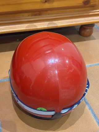 Casco de esquí rojo con gafas
