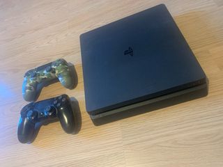 PlayStation 4 (PS4) Slim 1TB CUH-2215B + 2 Mandos