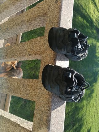 Zapatillas deportivas grises y negras