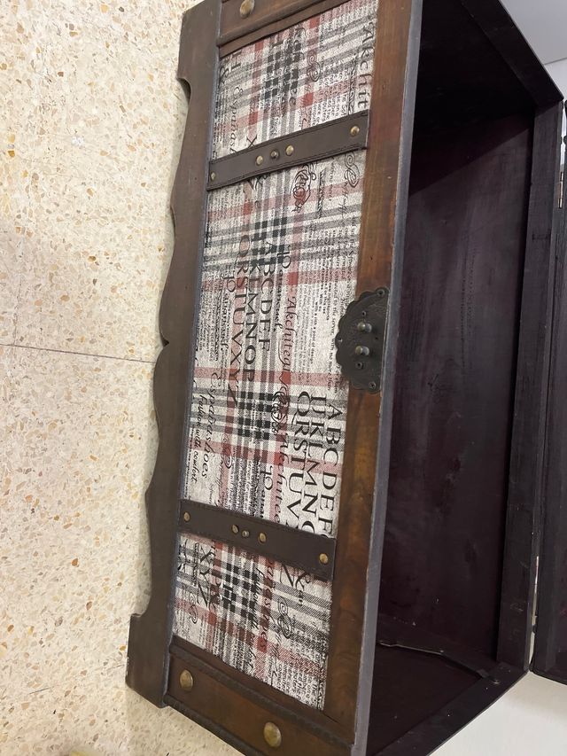 Baúl vintage con diseño de letras y cuadros