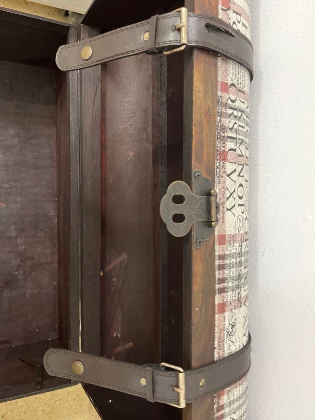Baúl vintage con diseño de letras y cuadros