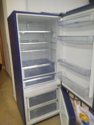 Nevera azul en buen estado