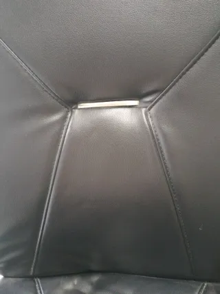 Silla de oficina negra con ruedas