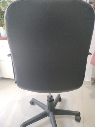 Silla de oficina negra con ruedas