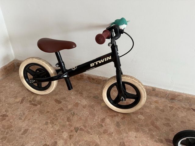 Bicicleta de equilibrio Btwin negra