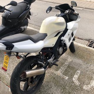 Moto deportiva blanca