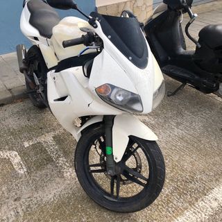 Moto deportiva blanca