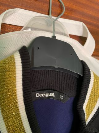 Chaqueta Desigual azul y dorada
