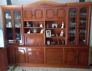 Mueble de comedor de madera y cristal