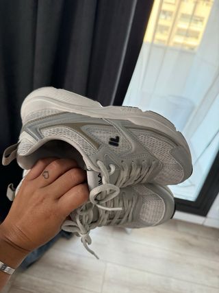 Zapatillas Fila Mujer Gris y Blanco