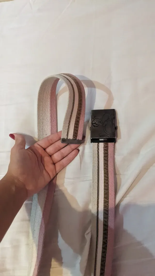 Cinturón beige, marrón y rosa con hebilla metálica