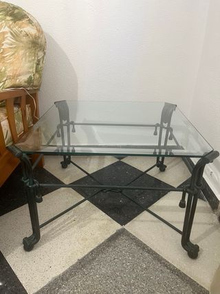 Juego de mesas de hierro forjado y cristal
