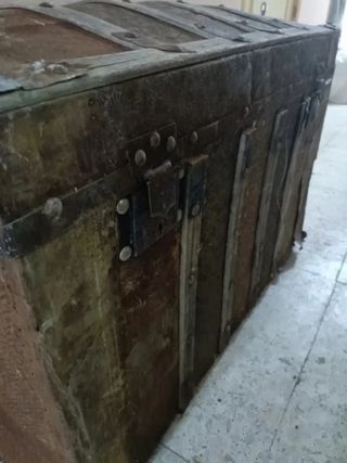 Baúl antiguo de madera con detalles metálicos