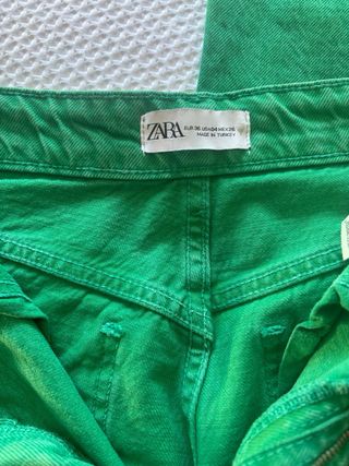 Pantalón vaquero ancho verde Zara