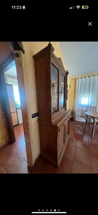 Mueble de salón de madera con vitrina