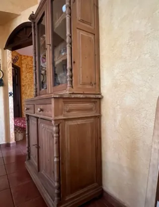 Mueble de salón de madera con vitrina