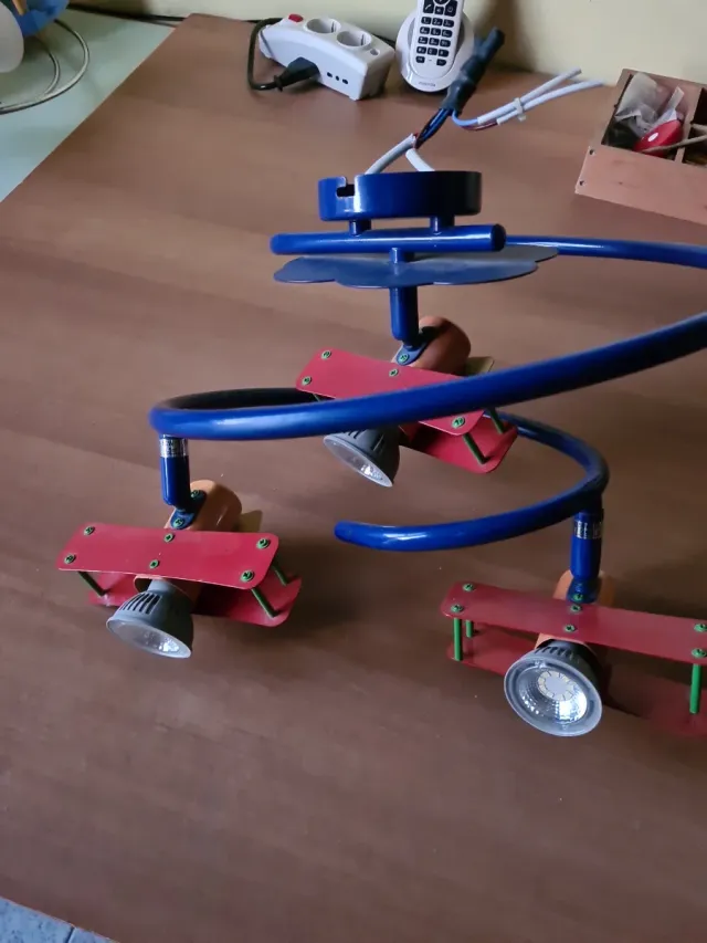 Lampadario cameretta aerei blu e rossi