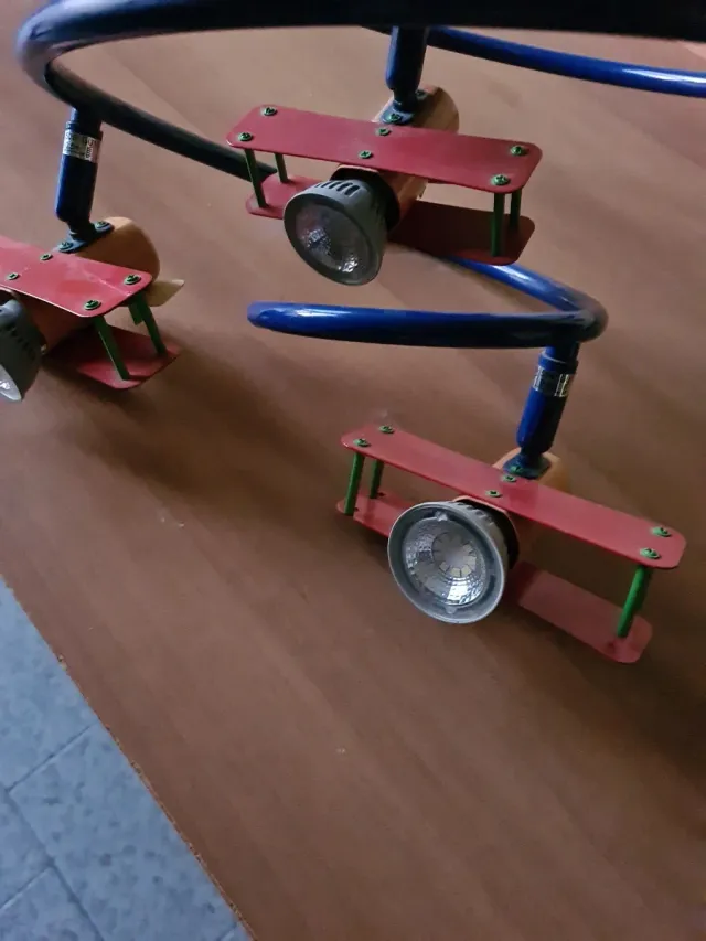 Lampadario cameretta aerei blu e rossi