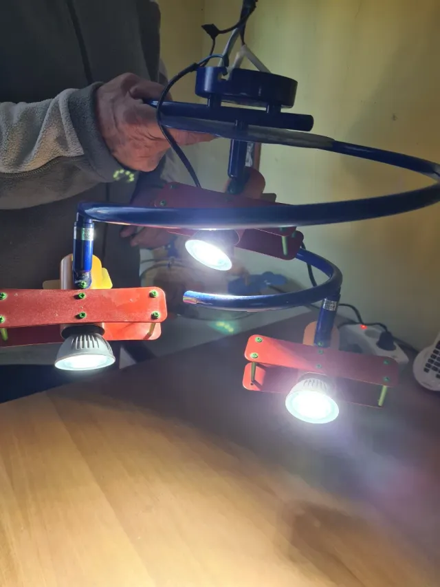 Lampadario cameretta aerei blu e rossi