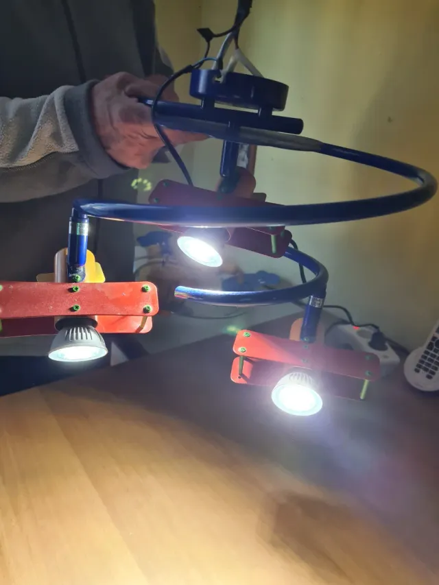 Lampadario cameretta aerei blu e rossi