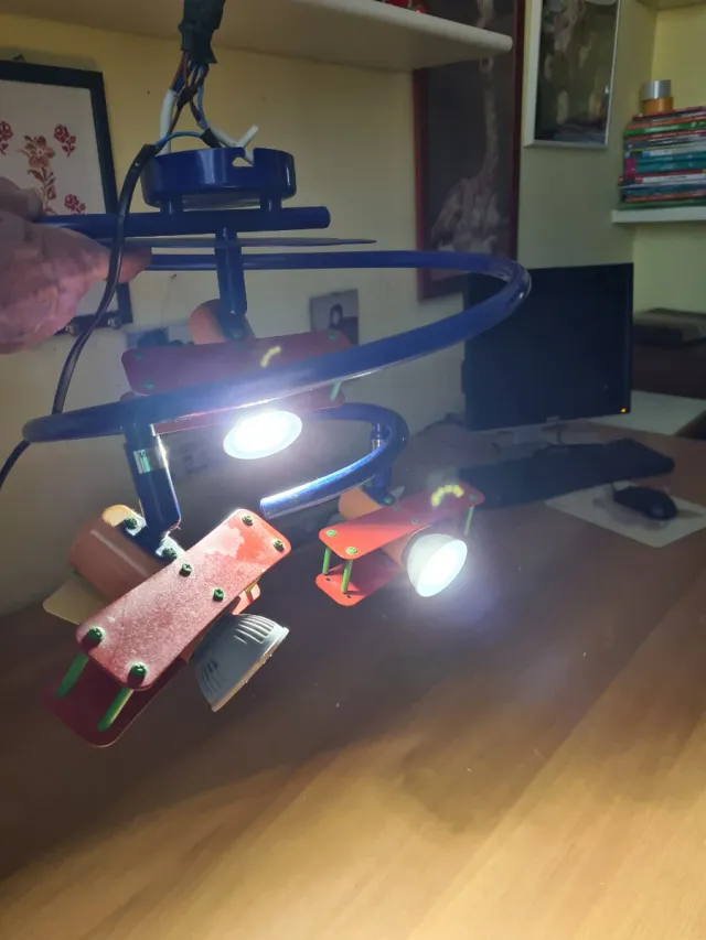 Lampadario cameretta aerei blu e rossi