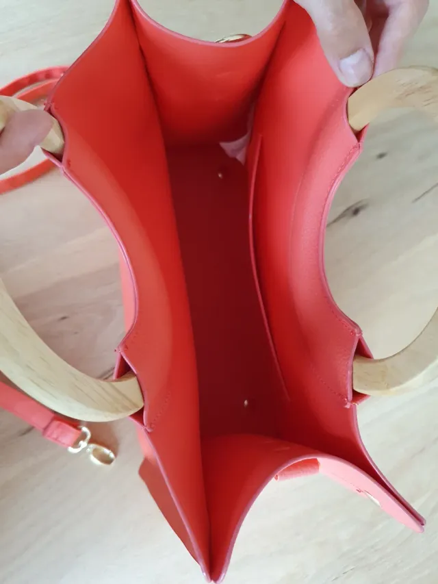 Bolso coral con asas de madera
