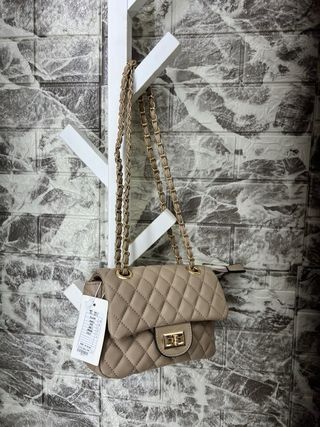 Bolso negro acolchado con cadena dorada