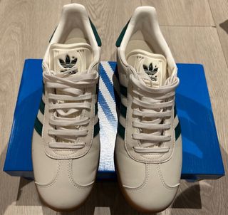 Bambas Adidas modelo Gazelle, color Beige y verde.