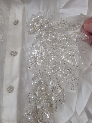 Blusa blanca con pedrería y volantes