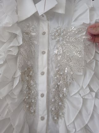 Blusa blanca con pedrería y volantes