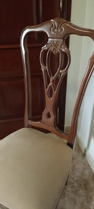 Sillas de comedor de madera y ante