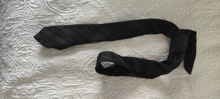 Corbata negra con rayas plateadas