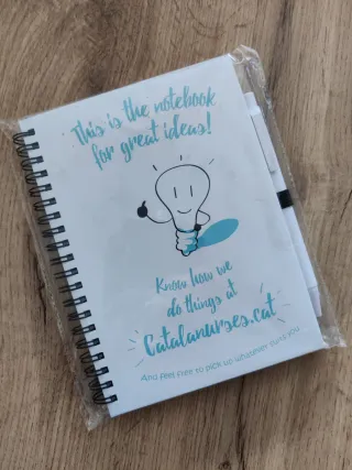 Cuaderno de notas con bolígrafo