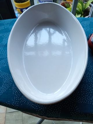 Fuente ovalada de porcelana blanca