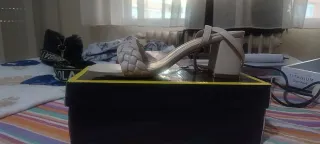 Sandalias beige trenzadas tacón ancho 