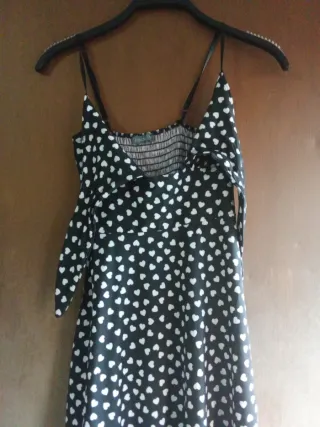 Vestido negro con corazones blancos