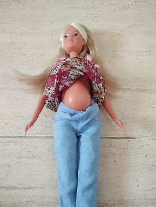 Muñeca embarazada con bebé