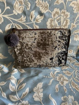 Bolso sobre terciopelo gris y marrón