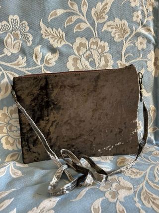 Bolso sobre terciopelo gris y marrón