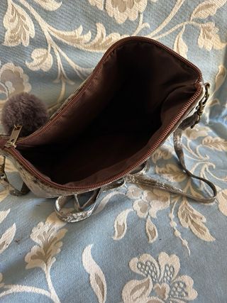 Bolso sobre terciopelo gris y marrón