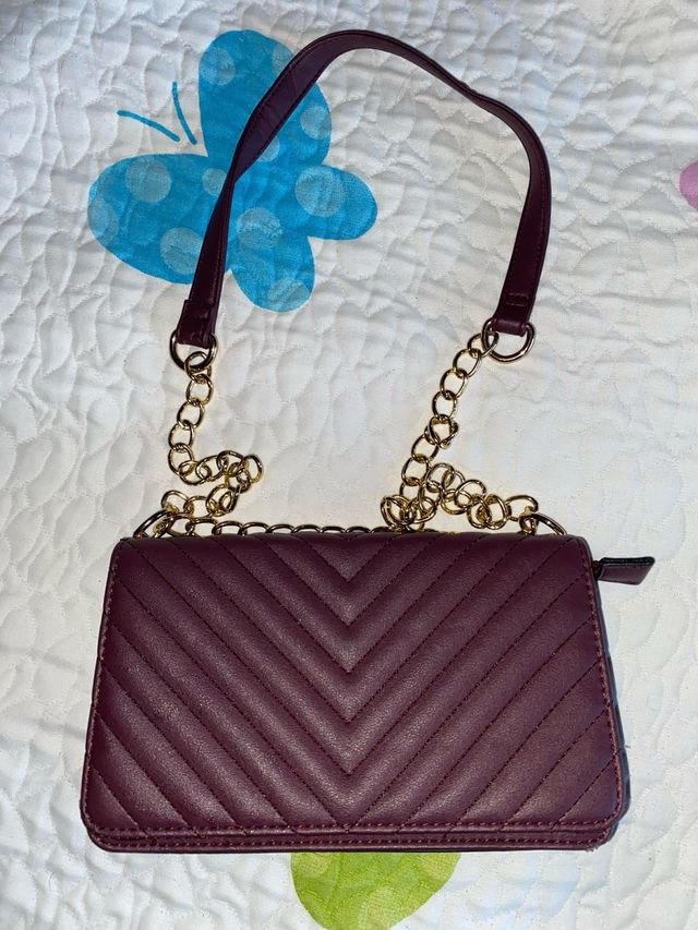 Bolso de mano burdeos con cadena dorada