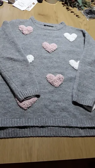 Jersey gris con corazones rosas y blancos