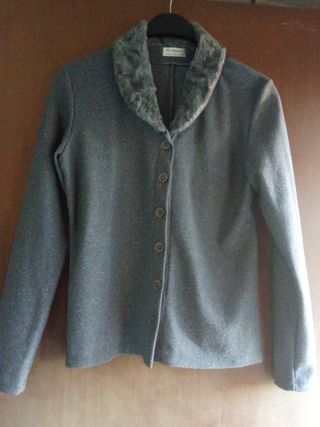 Rebeca/chaqueta gris con cuello