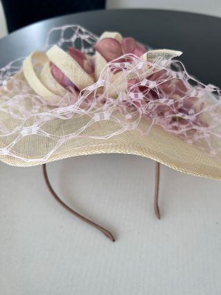 Tocado de fiesta beige y rosa