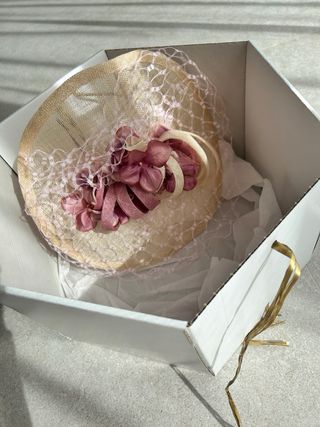 Tocado de fiesta beige y rosa
