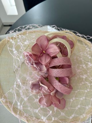Tocado de fiesta beige y rosa