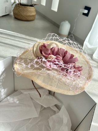 Tocado de fiesta beige y rosa